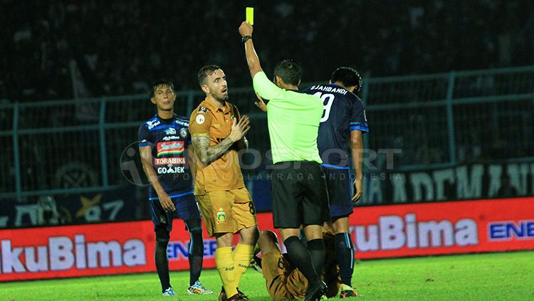 Paulo Sergio meminta wasit mengganjar Hanif Sjahbandi dengan kartu merah, bukan hanya kartu kuning. Copyright: Ian Setiawan/INDOSPORT