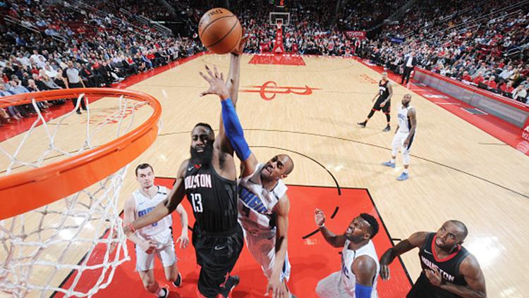 Pemain Orlando Magic (putih) berusaha menggagalkan aksi James Harden. Copyright: INDOSPORT