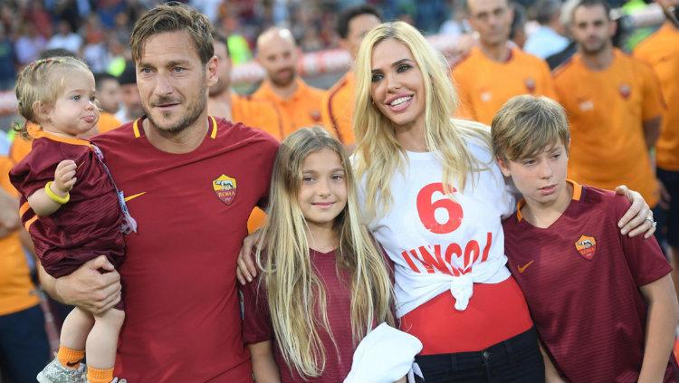 Francesco Totti bersama keluarga.