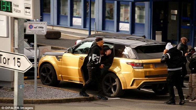 Aubameyang tiba di London. Copyright: Daily Mail