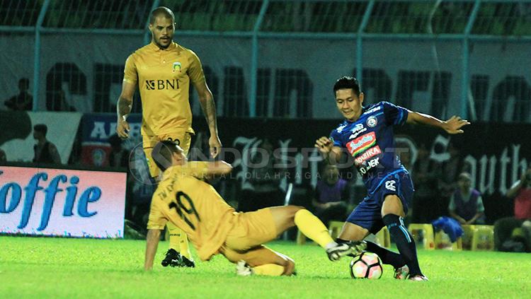 Hendro Siswanto dan Purwaka Yudhi saat adu kaki berebut bola dengan pemain Bhayangkara FC Copyright: Ian Setiawan/INDOSPORT