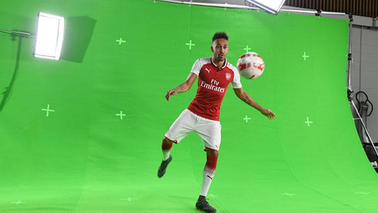 Pierre-Emerick Aubameyang saat melakuan pemotretan resmi ke Arsenal.