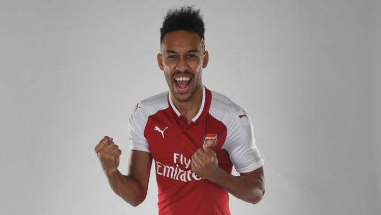 Pierre-Emerick Aubameyang saat melakuan pemotretan resmi ke Arsenal. Copyright: INDOSPORT