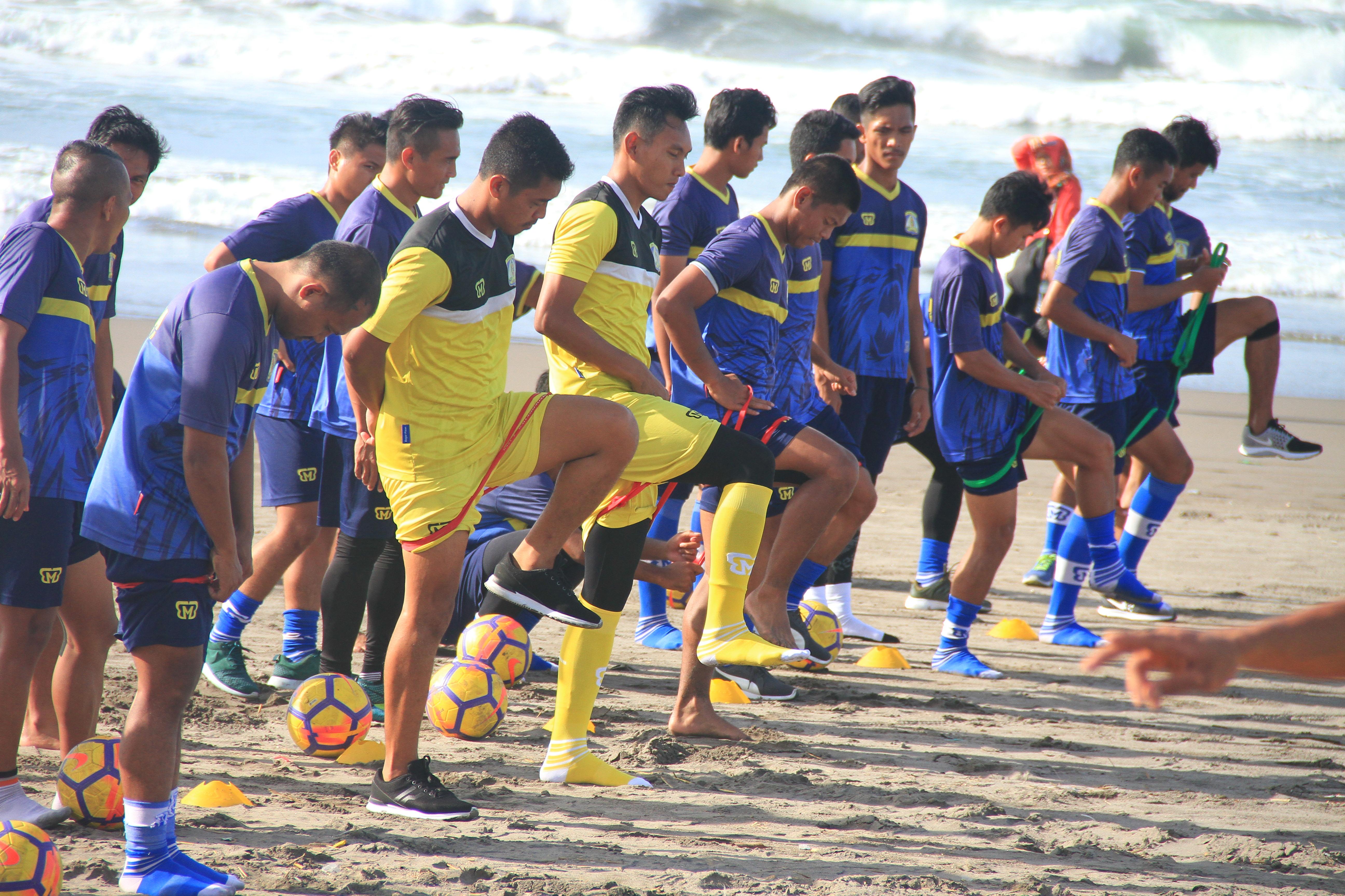 Pemain Persiba berlatih di pantai Parangtritis, Yogyakarta . Copyright: Teddy Rumengan/INDOSPORT