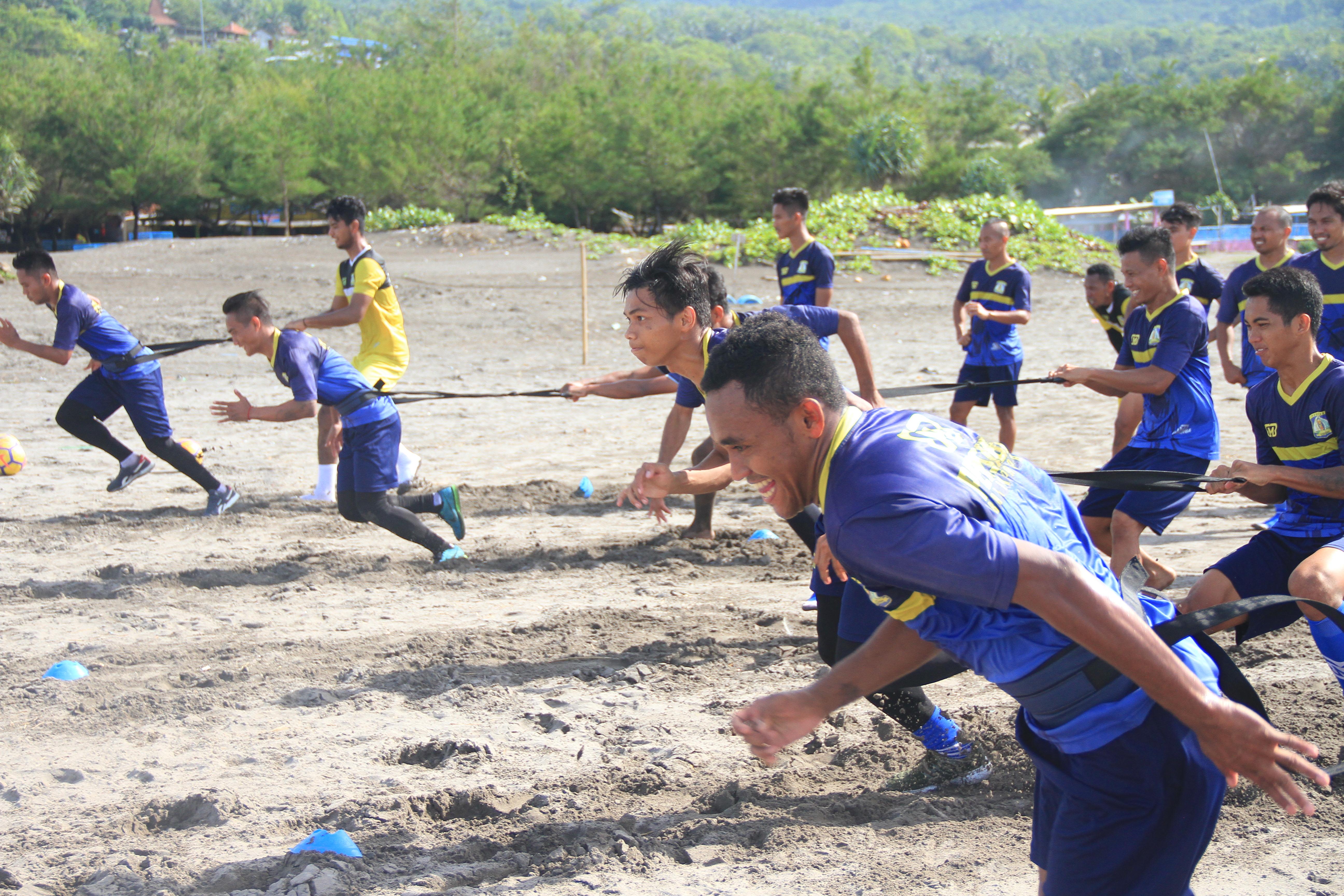 Pemain Persiba berlatih di pantai Parangtritis, Yogyakarta . Copyright: Teddy Rumengan/INDOSPORT