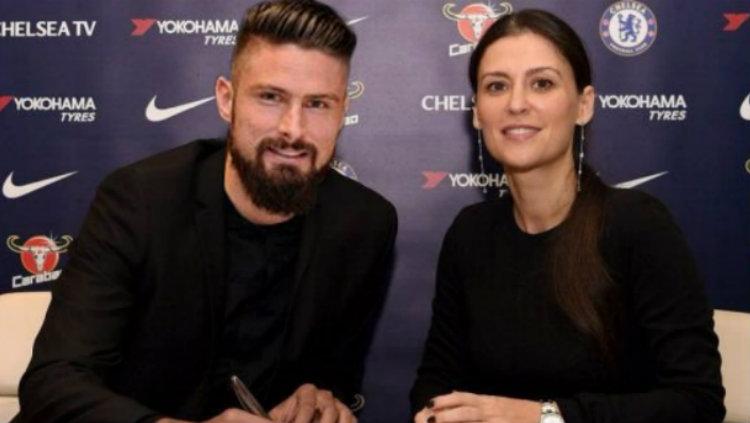 Olivier Giroud saat menandatangani kontrak dengan Chelsea Copyright: Twitter