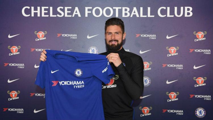 Olivier Giroud resmi berseragam Chelsea. Copyright: INDOSPORT