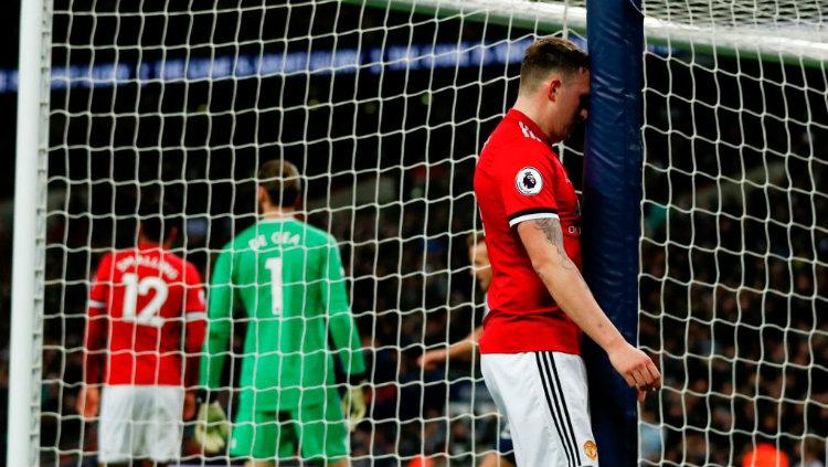 Phil Jones yang tertunduk lesu ketika blunder kala melawan Tottenham Hotspur. Copyright: INDOSPORT