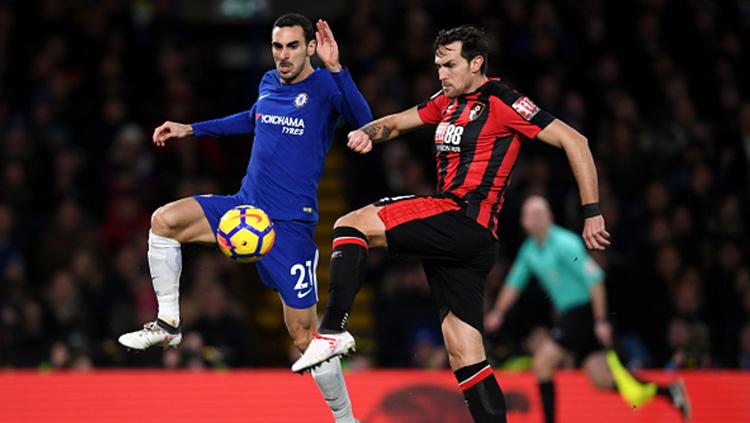 Davide Zapacosta (Chelsea) saat berduel dengan Bournemouth. Copyright: INDOSPORT