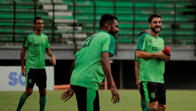 Pemain Persebaya Otavio Dutra (kiri) dan Robertino Pugliara (kanan) Copyright: Ofisial Persebaya