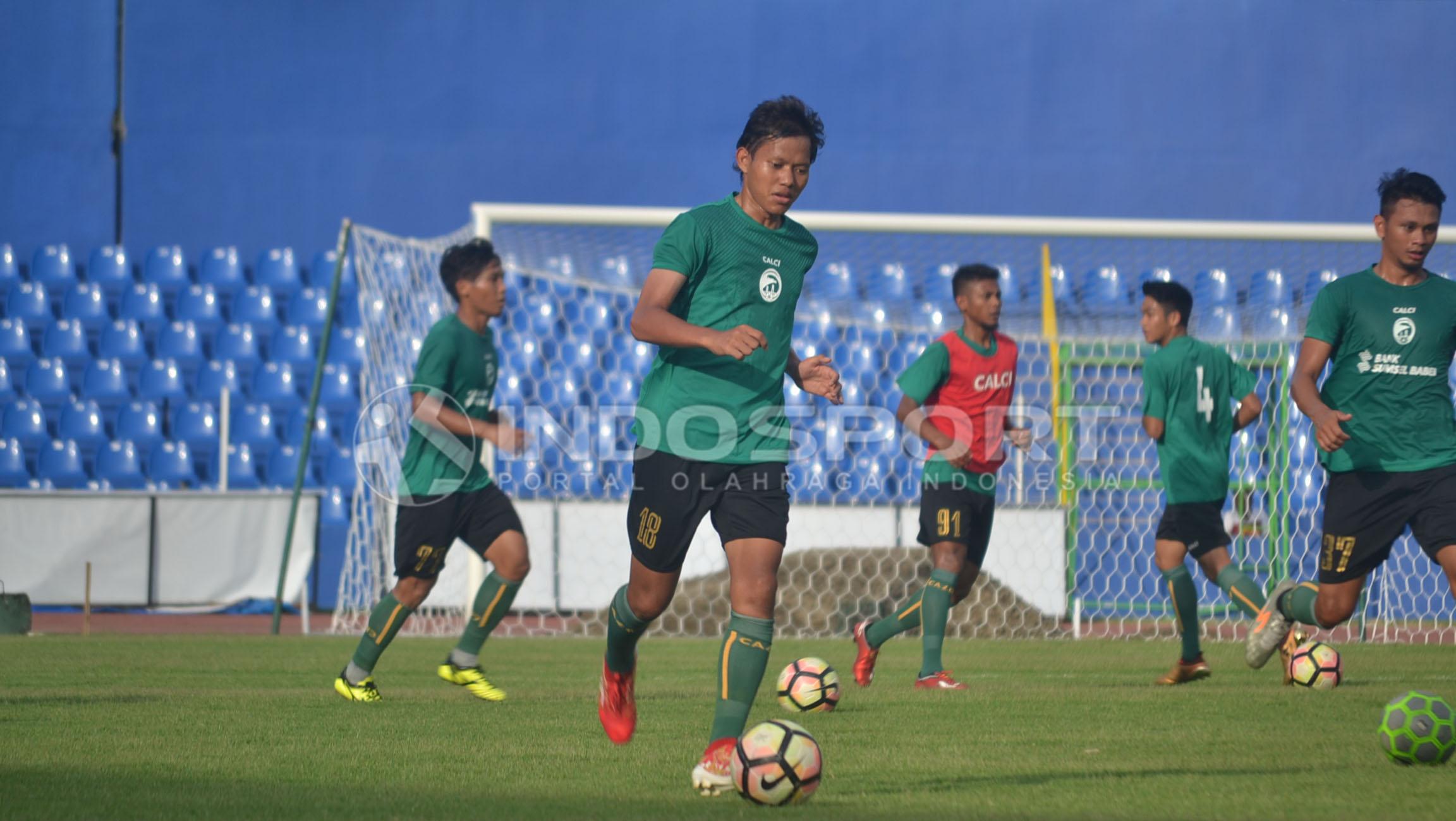 Adam Alis saat menjalani latihan bersama Sriwijaya FC.