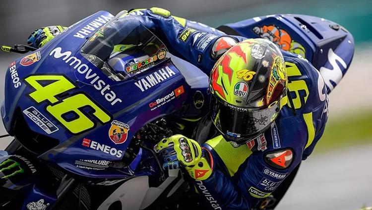 Valentino Rossi dalam lintasan balap mengenakan helm 20 tahun silam.