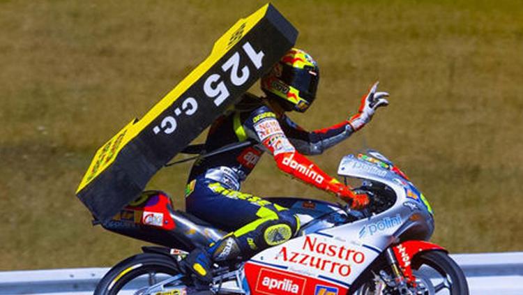 Valentino Rossi saat memenangi titel pertama di ajang Grand Prix. Copyright: INDOSPORT
