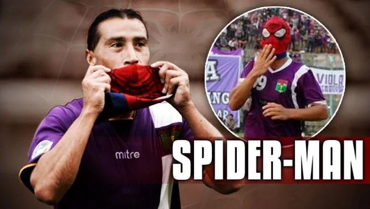 Cristian Carrasco saat selebrasi mengenakan topeng Spider-man. Copyright: INDOSPORT