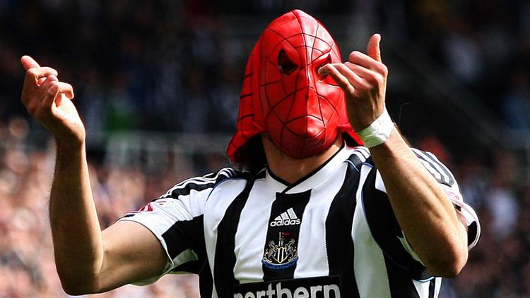 Jonas Gutierrez melakukan selebrasi dengan mengenakan topeng Spider-man. Copyright: INDOSPORT