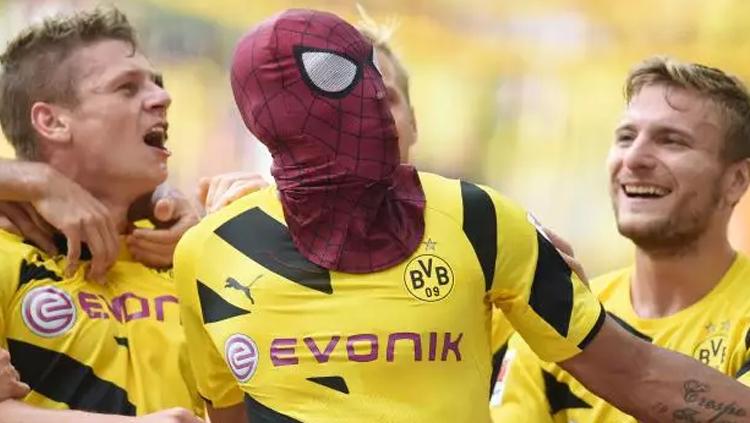 Pierre-Emerick Aubameyang merayakan gol dengan mengenakan topeng Spider-man.