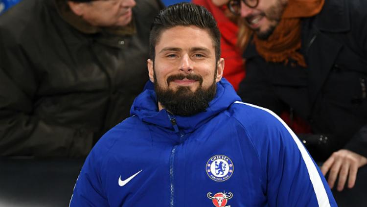 Olivier Giroud saat menyaksikan Chelsea melawan Bournemouth. Copyright: INDOSPORT