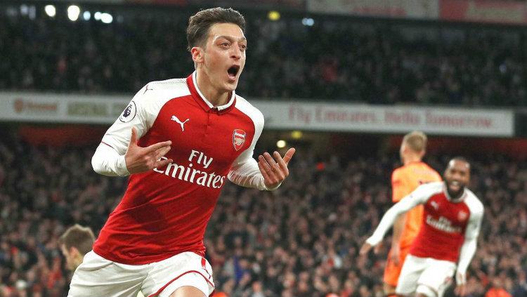 Gelandang Arsenal Mesut Ozil saat merayakan gol. - INDOSPORT