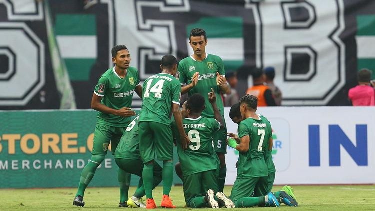 Pemain Persebaya saat melakukan selebrasi ketika merayakan gol.