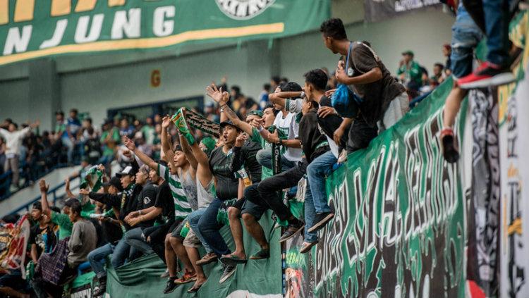 Bonek Mania di tribune stadion. Copyright: Ofisial Persebaya