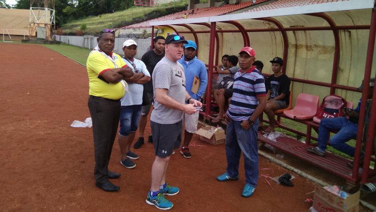 Pelatih Persipura Peter Butler bersama staf di Stadion Mandala. Copyright: Info Persipura