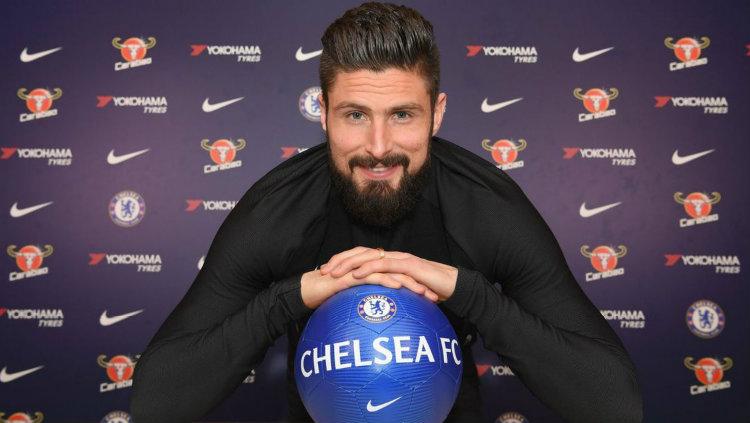 Olivier Giroud resmi berseragam Chelsea.