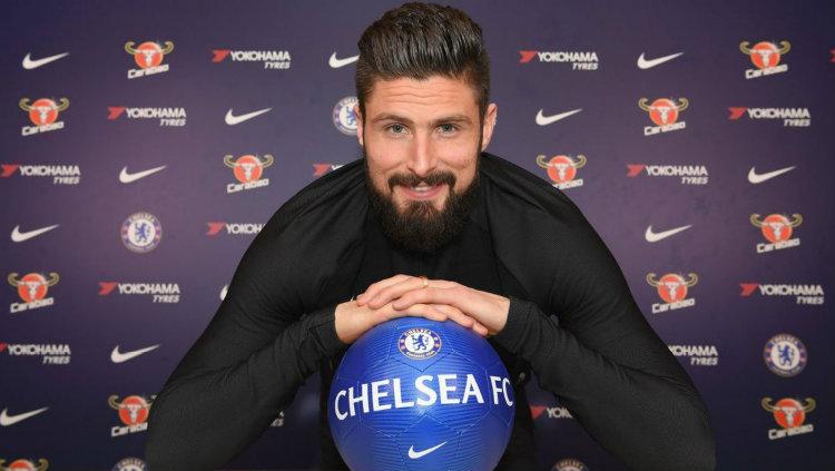 Olivier Giroud resmi berseragam Chelsea. Copyright: Ofisial Chelsea