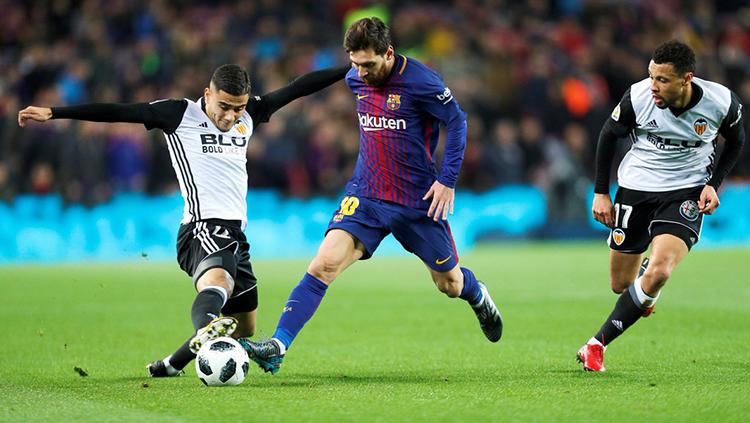 Lionel Messi saat tampil melawan Valencia di semifinal Copa del Rey 2017/18. Copyright: La Liga