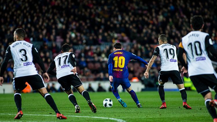 Lionel Messi di antara banyak pemain Valencia. Copyright: INDOSPORT