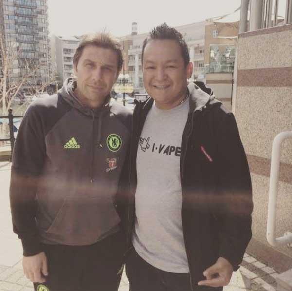 Antonio Conte dan ketua suporter Chelsea Indonesia (kanan) Copyright: instagram