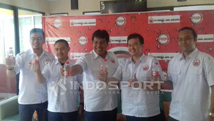 Persija kini memiliki brand air mineral dalam kemasan. Copyright: Zainal Hasan/INDOSPORT