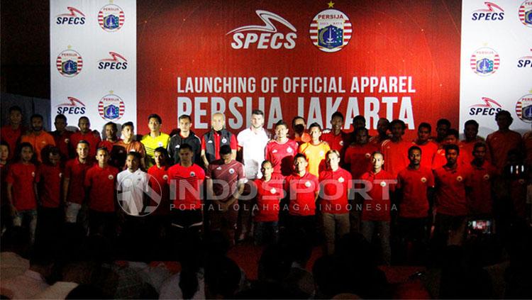 Persija Jakarta meluncurkan jersey anyar untuk Liga 1 2018. Copyright: INDOSPORT/Zainal Hasan