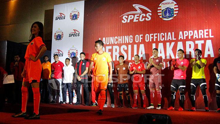 Persija Jakarta meluncurkan jersey anyar untuk Liga 1 2018. Copyright: INDOSPORT/Zainal Hasan