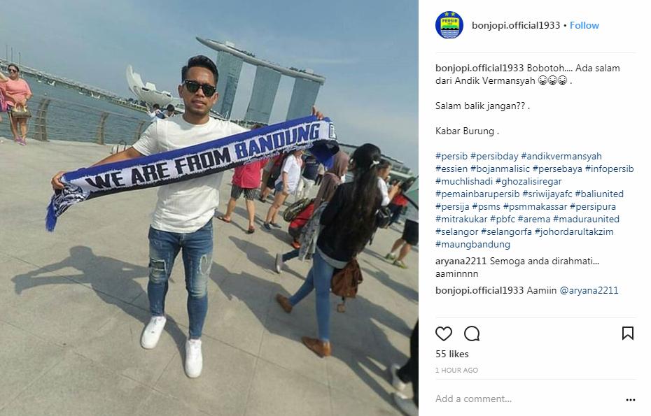 Andik Vermansah memegang syal Persib seolah memberi kode khusus Copyright: Instagram