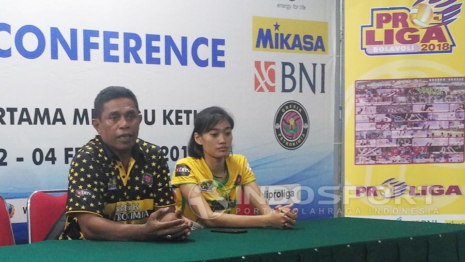 Beberkan permainan: pelatih Gresik Petrokimia (kiri), ketika memberikan gambaran jalannya pertandingan dihadapan awak media. Copyright: Fitra Herdian/INDOSPORT