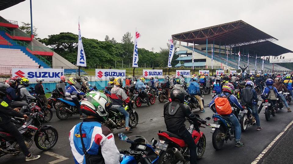Para peserta Suzuki Bike Meet Jamboree Nasional 2018 berkumbul di Sirkuit Sentul.