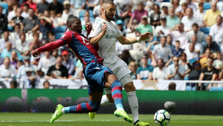 Benzema berebut bola dengan pemain Levante Copyright: reuters.com