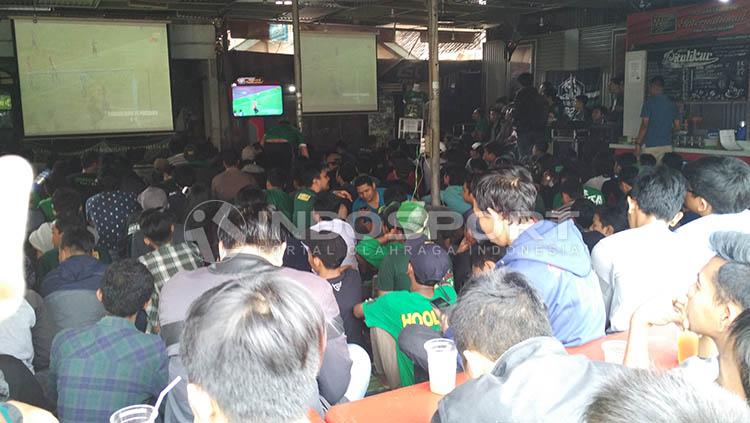 Nobar Bonek Copyright: Fitra Herdian/INDOSPORT