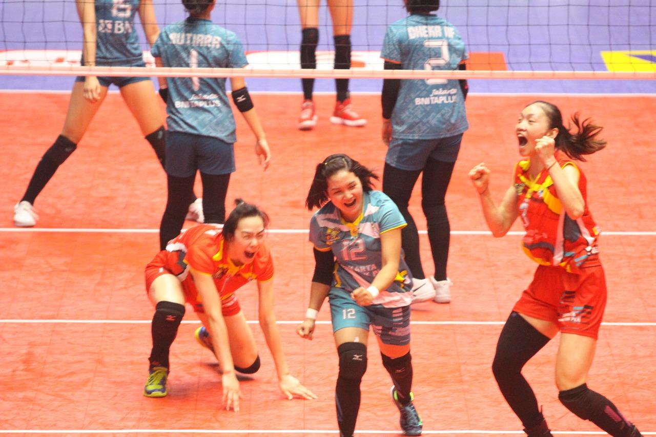 Ekspresi ketiga pemain Jakarta Elektrik PLN Liu Mengya, Chika Swinerlin, dan Pu Rou (kika). Seusai berhasil mencetak poin