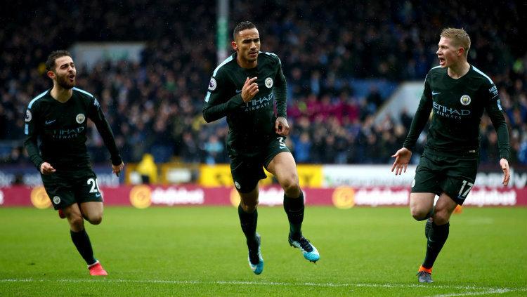 Skuat Manchester City saat merayakan gol ke gawang Burnley. Copyright: INDOSPORT