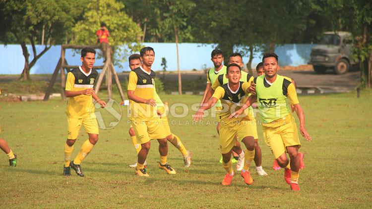 Latihan Persiba Copyright: Teddy Rumengan/INDOSPORT