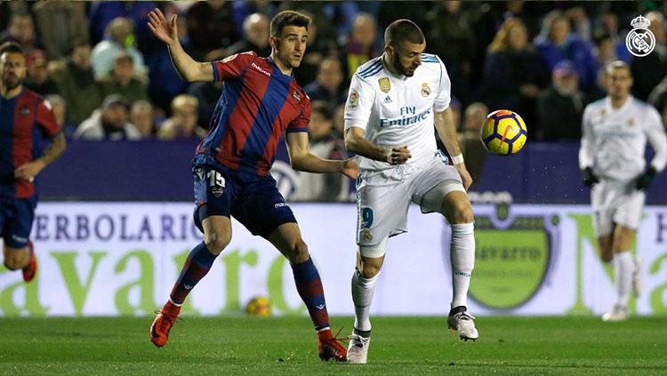 Karim Benzema berebut bola dengan pemain Levante Copyright: Twitter Real Madrid