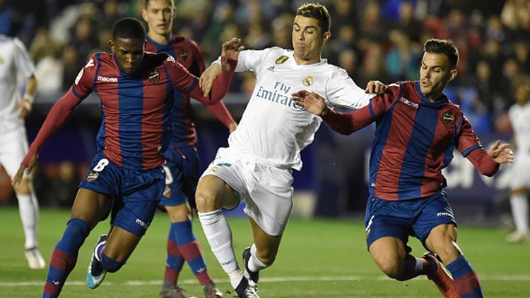 Cristiano Ronaldo dikepung oleh dua pemain Levante Copyright: INDOSPORT