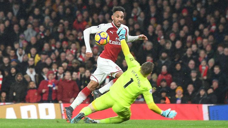 Penyerang Arsenal Pierre-Emerick Aubameyang berhasil mengelabui kiper Everton. Copyright: INDOSPORT