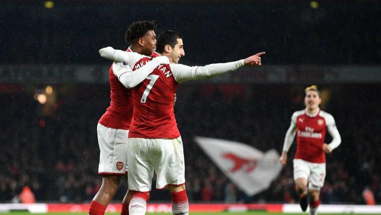 Penggawa Arsenal Alex Iwobi dan Henrikh Mkhitaryan. Copyright: INDOSPORT