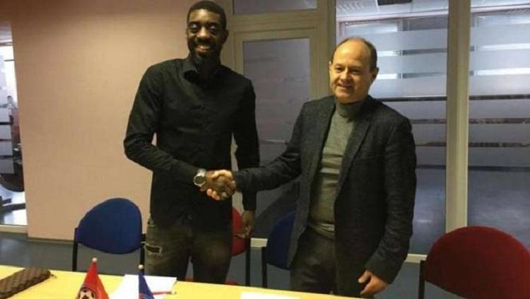 Barkley Miguel Panzo (kiri) saat diperkenalkan FK Panevezys