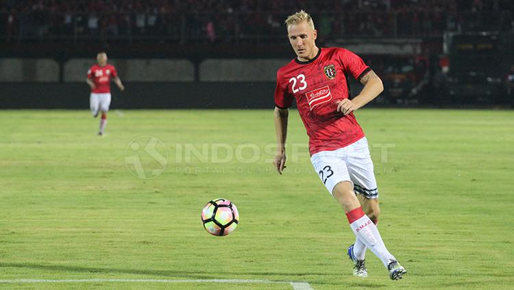 Nick van der Velden saat mengontrol bola. Copyright: Rudi Merta/INDOSPORT