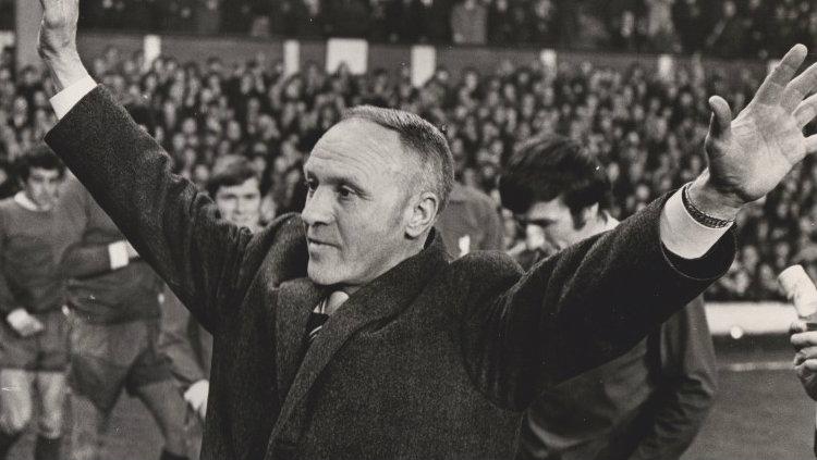 Mantan pelatih legendaris Liverpool, Bill Shankly, mampu membawa revolusi jersey bagi The Reds yang berimbas pada kejayaan di Eropa dan domestik - INDOSPORT