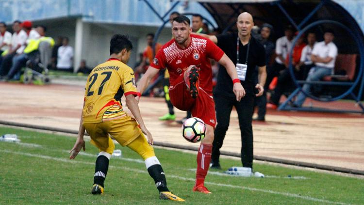 Marko Simic saat mengeksekusi bola dari hadapan lawan. Copyright: Media Persija