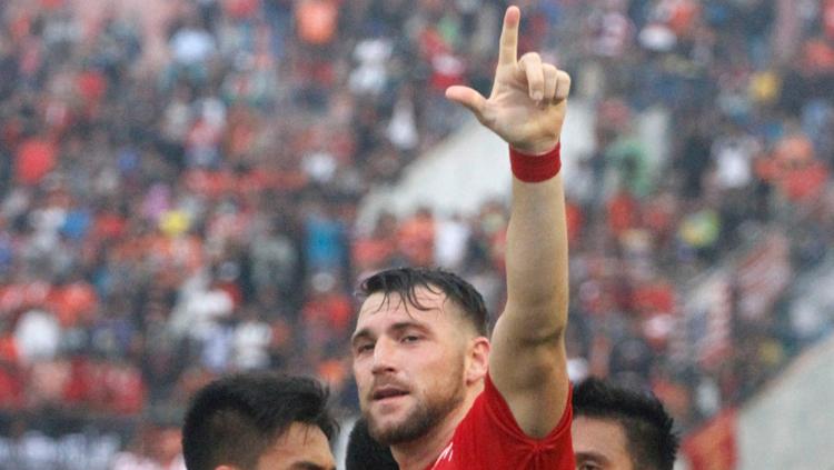 Marko Simic mengacungkan tangannya simbol Persija Jakarat. Copyright: Media Persija